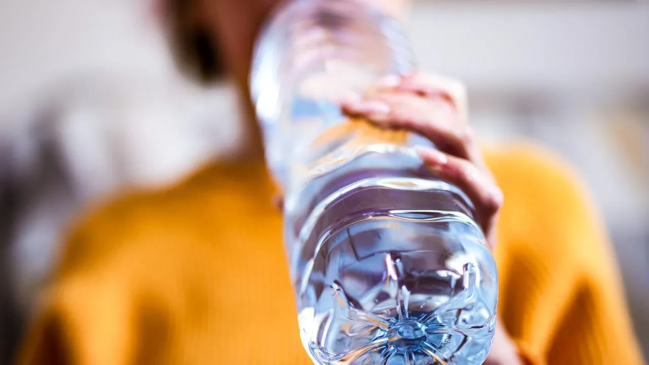 Pet şişelerin içinde saklı tehlike! Mide ve bağırsaklarda enfeksiyona sebep oluyor