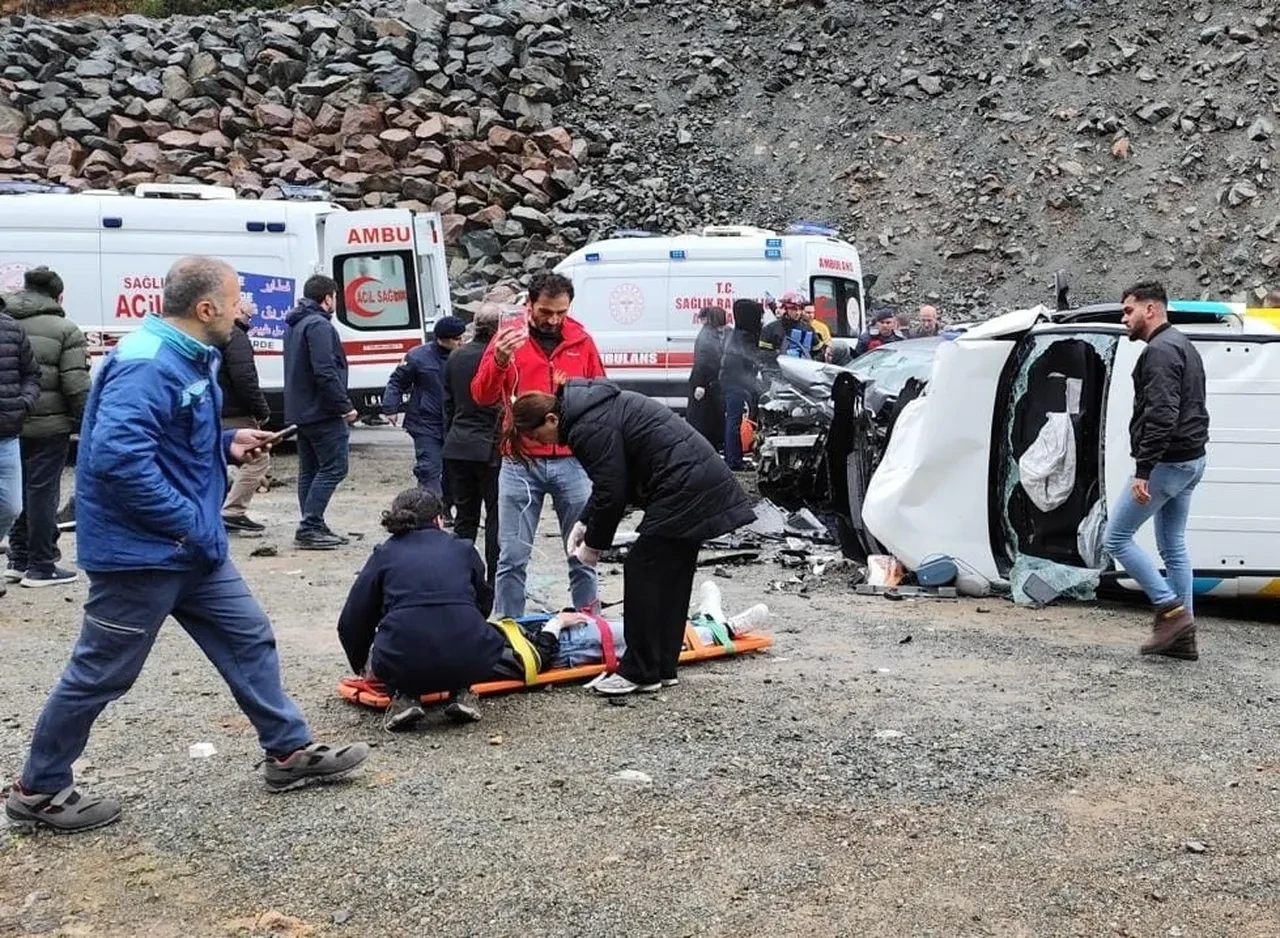 Trabzon'da kafa kafaya çarpışma! Ortalık savaş alanına döndü: Yaralılar var
