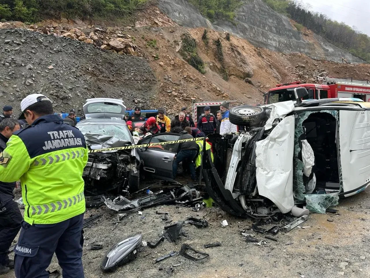 Trabzon'da kafa kafaya çarpışma! Ortalık savaş alanına döndü: Yaralılar var