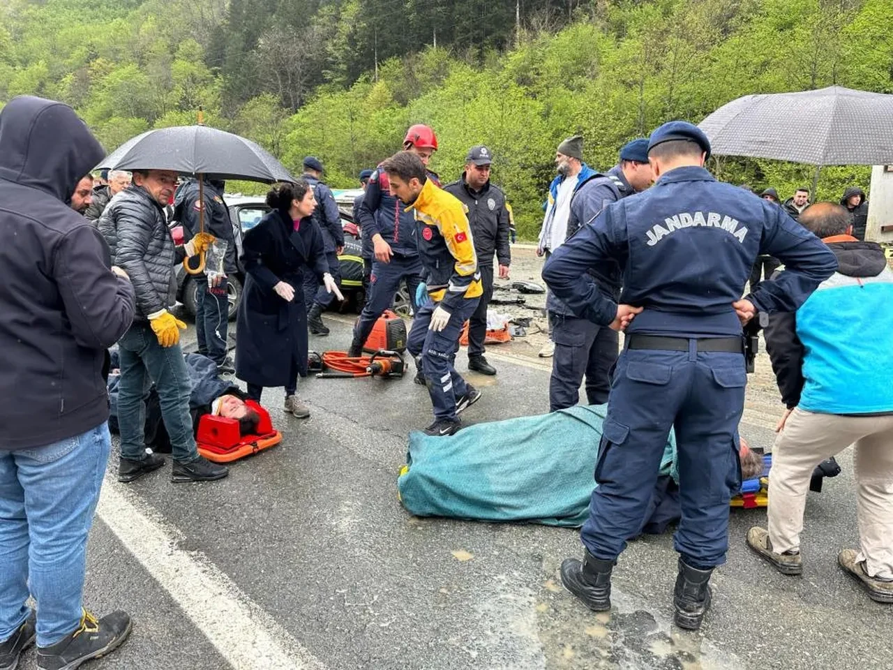 Trabzon'da kafa kafaya çarpışma! Ortalık savaş alanına döndü: Yaralılar var