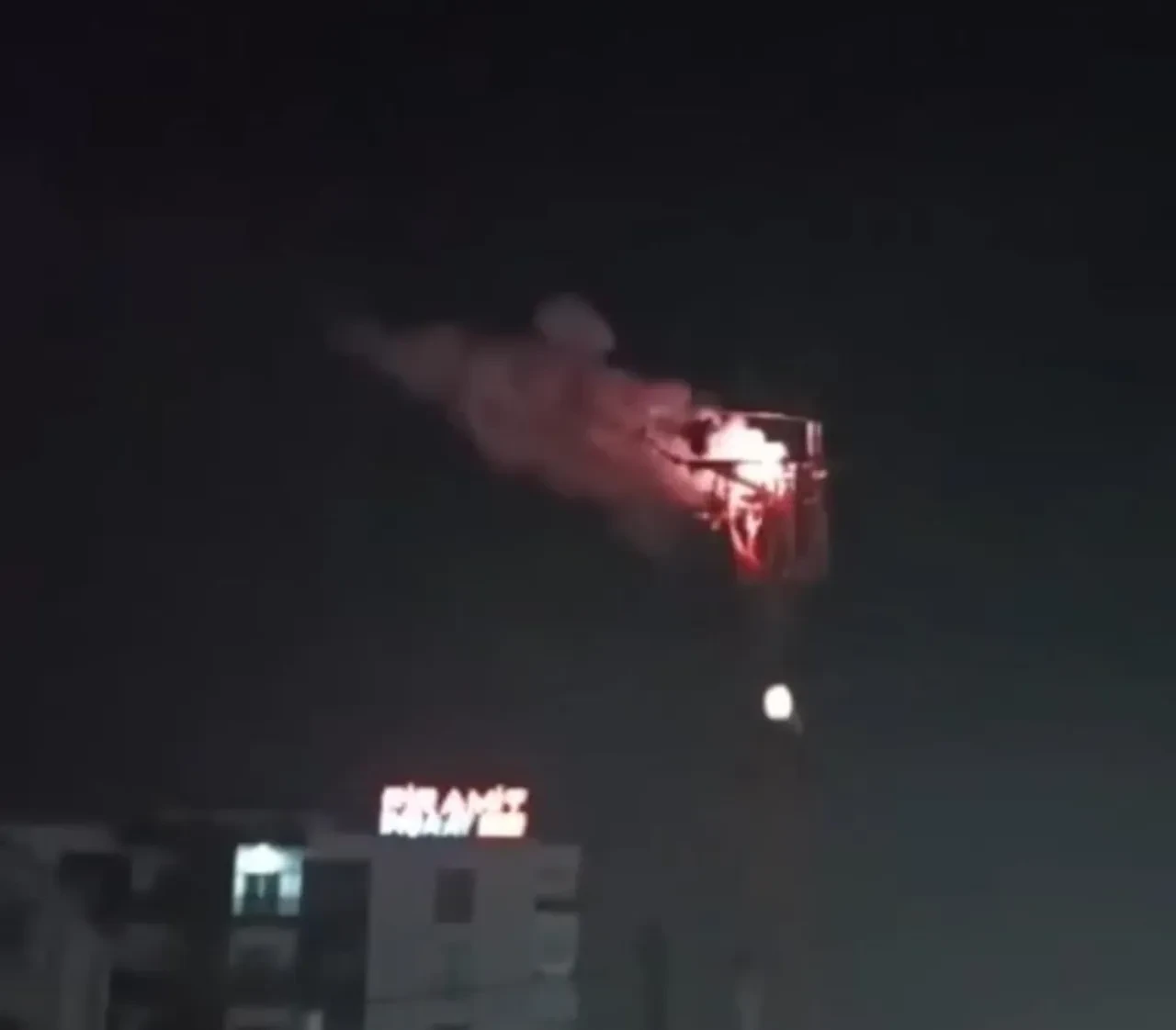 Van'da panik dolu anlar! Elektrik trafosu havai fişek gibi patladı