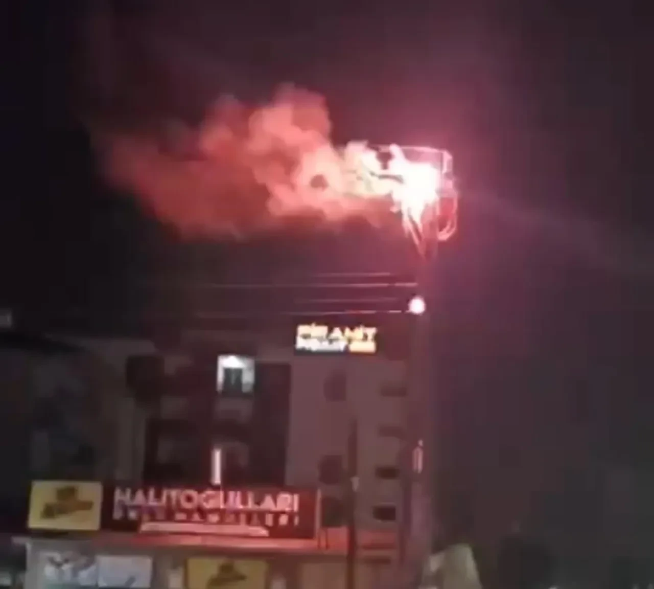 Van'da panik dolu anlar! Elektrik trafosu havai fişek gibi patladı