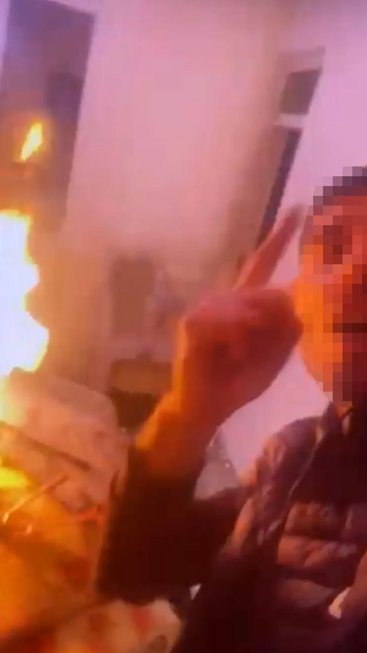 Annesine kızıp eşyaları ateşe verdi! Bir de marifet gibi canlı yayın açtı 