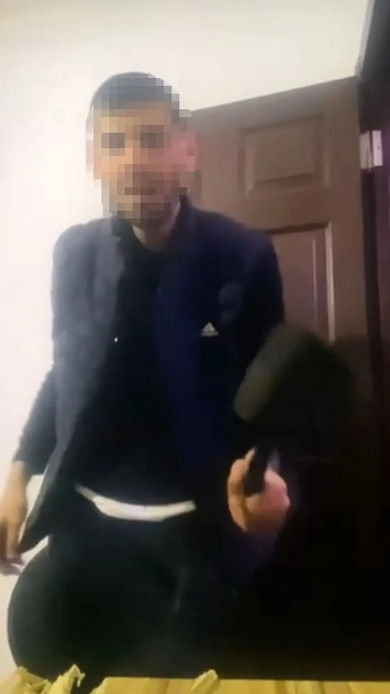 Annesine kızıp eşyaları ateşe verdi! Bir de marifet gibi canlı yayın açtı 