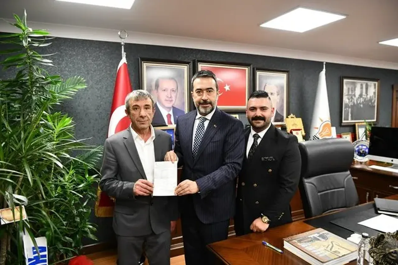 Boykot çağrısına isyan etmişti! CHP kartını kıran esnaf AK Parti'ye üye oldu