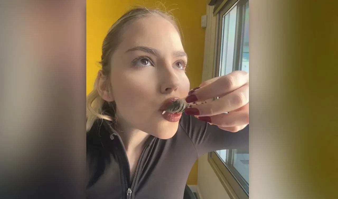 Bu tuhaf alışkanlık duyanların ağzını açık bıraktı: Çay yaprağı hatta poşetini bile yiyor!