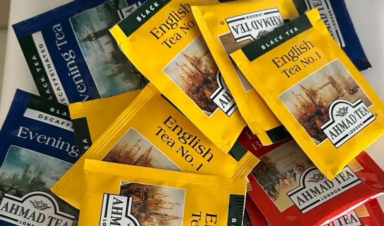 Bu tuhaf alışkanlık duyanların ağzını açık bıraktı: Çay yaprağı hatta poşetini bile yiyor!