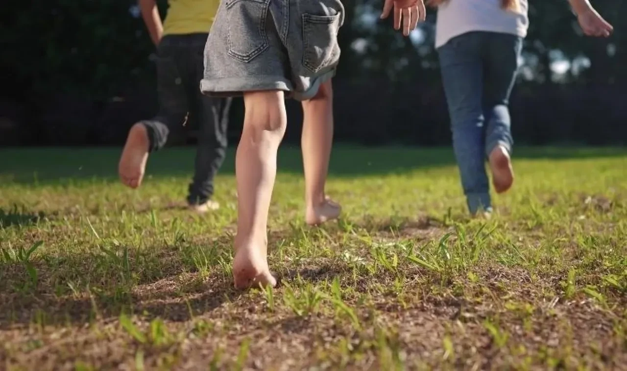 Çıplak ayakla dolaşmanın faydalarını biliyor musunuz?