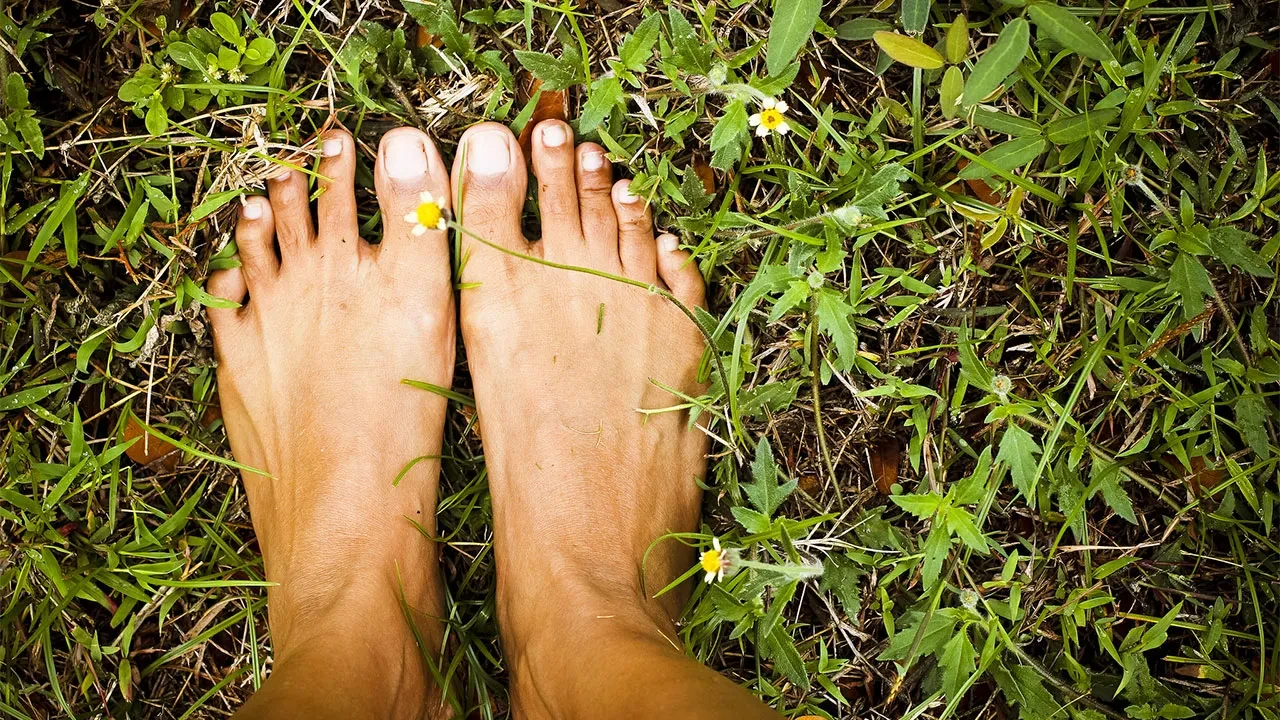 Çıplak ayakla dolaşmanın faydalarını biliyor musunuz?