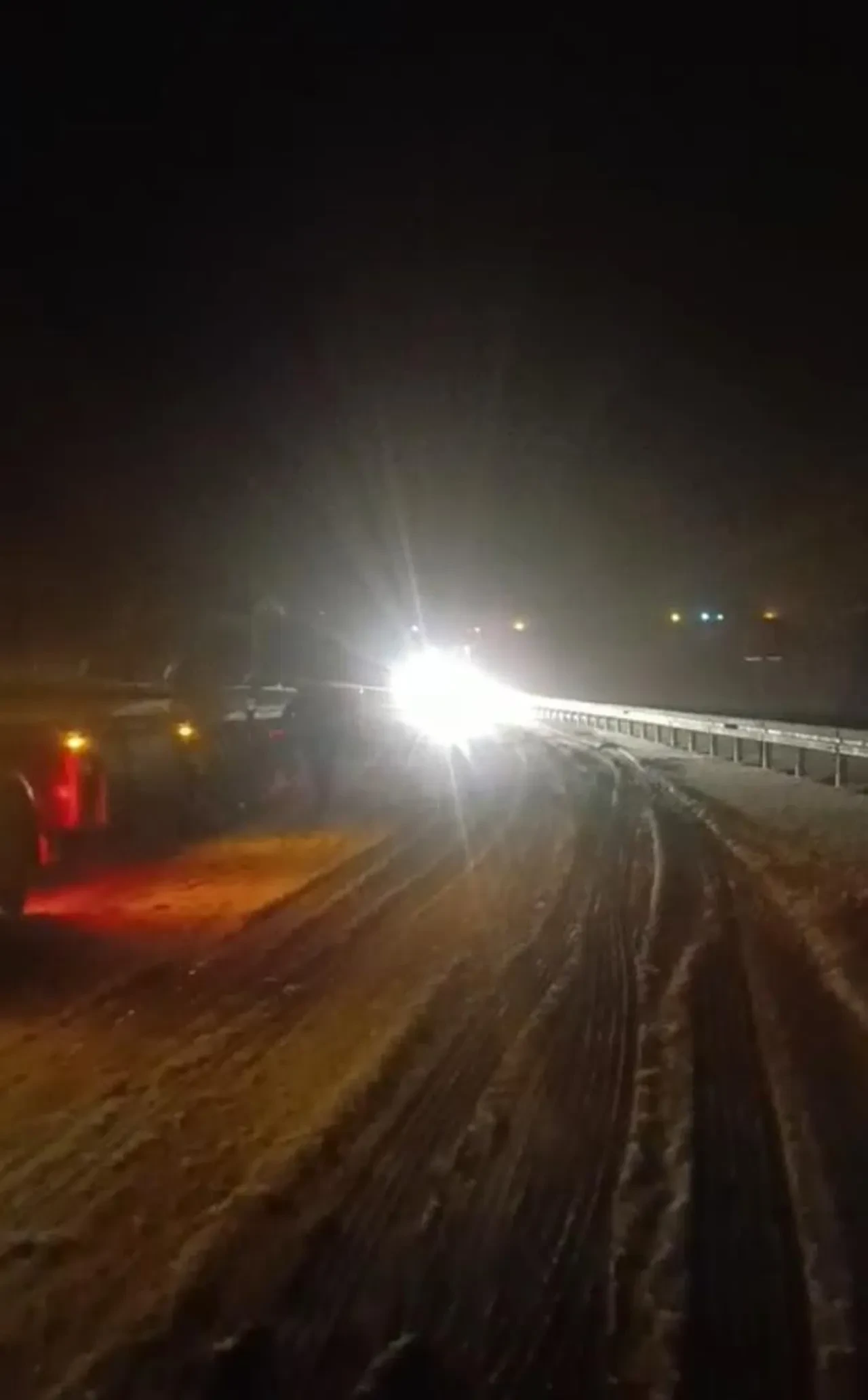 Kar aniden bastırdı, araçlar tipi nedeniyle yollarda kaldı