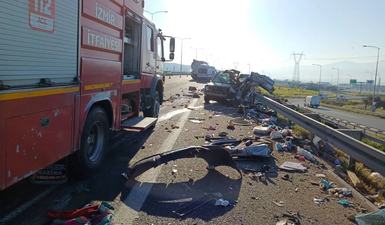 İzmir'de feci kaza! Geri geri giden araca kamyon çarptı: Ölü ve yaralılar var