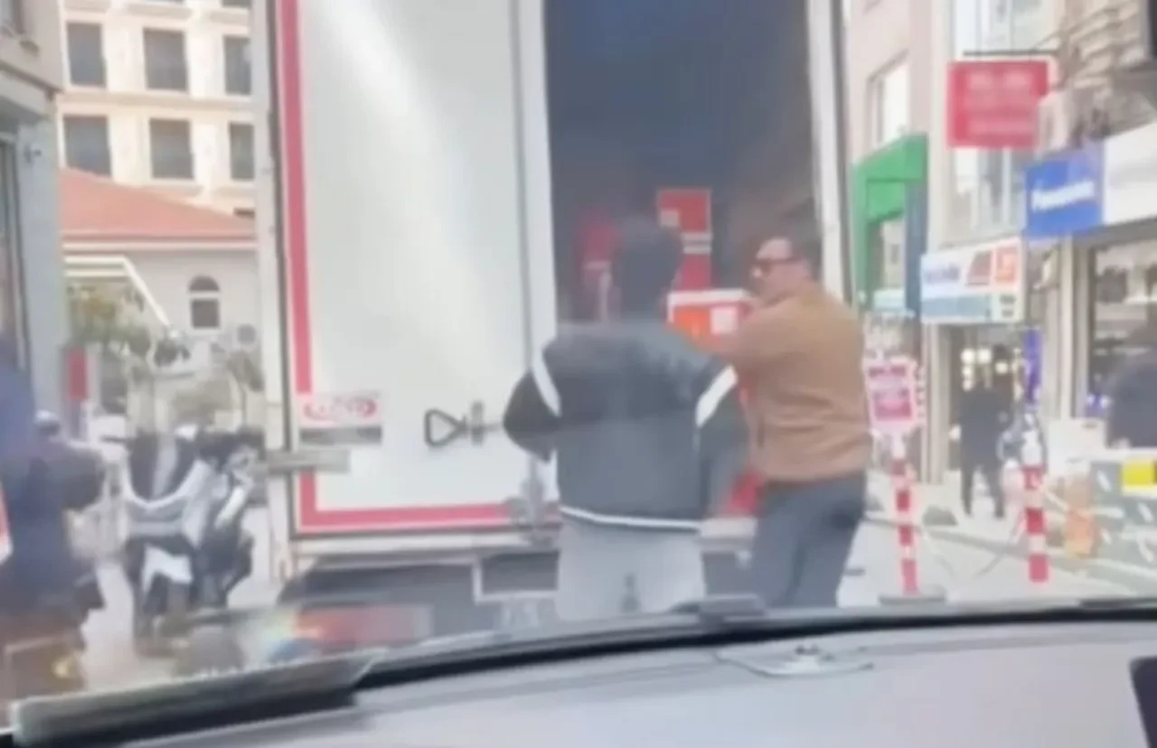 Kızılcık Şerbeti'nin oyuncuları Barış Kılıç ile Rahimcan Kapkap sete yetişmek için koli taşıdı