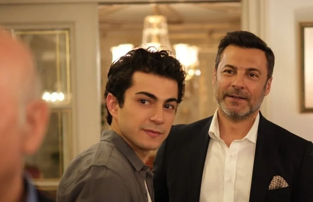 Kızılcık Şerbeti'nin oyuncuları Barış Kılıç ile Rahimcan Kapkap sete yetişmek için koli taşıdı