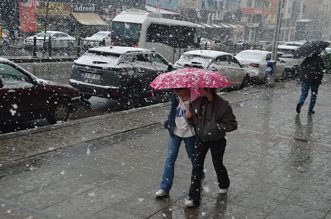 Meteoroloji'den 27 il için sarı kodlu kar uyarısı! İşte 15 Nisan hava durumu