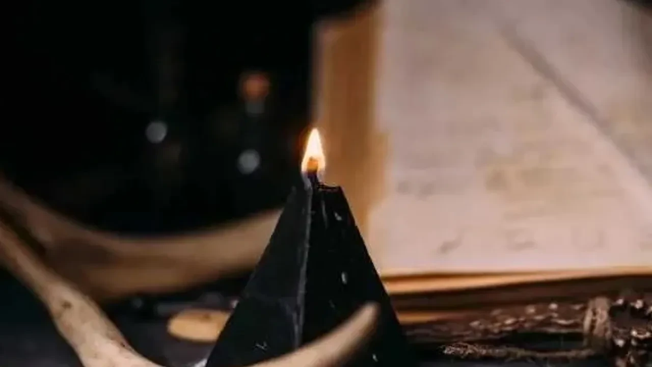 Sahte medyum genç kadına kabusu yaşattı! "Üzerinde büyü var" dedi, müstehcen fotoğraflar istedi!