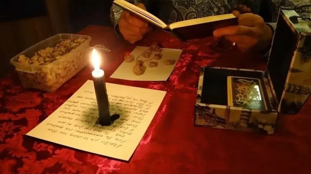 Sahte medyum genç kadına kabusu yaşattı! "Üzerinde büyü var" dedi, müstehcen fotoğraflar istedi!