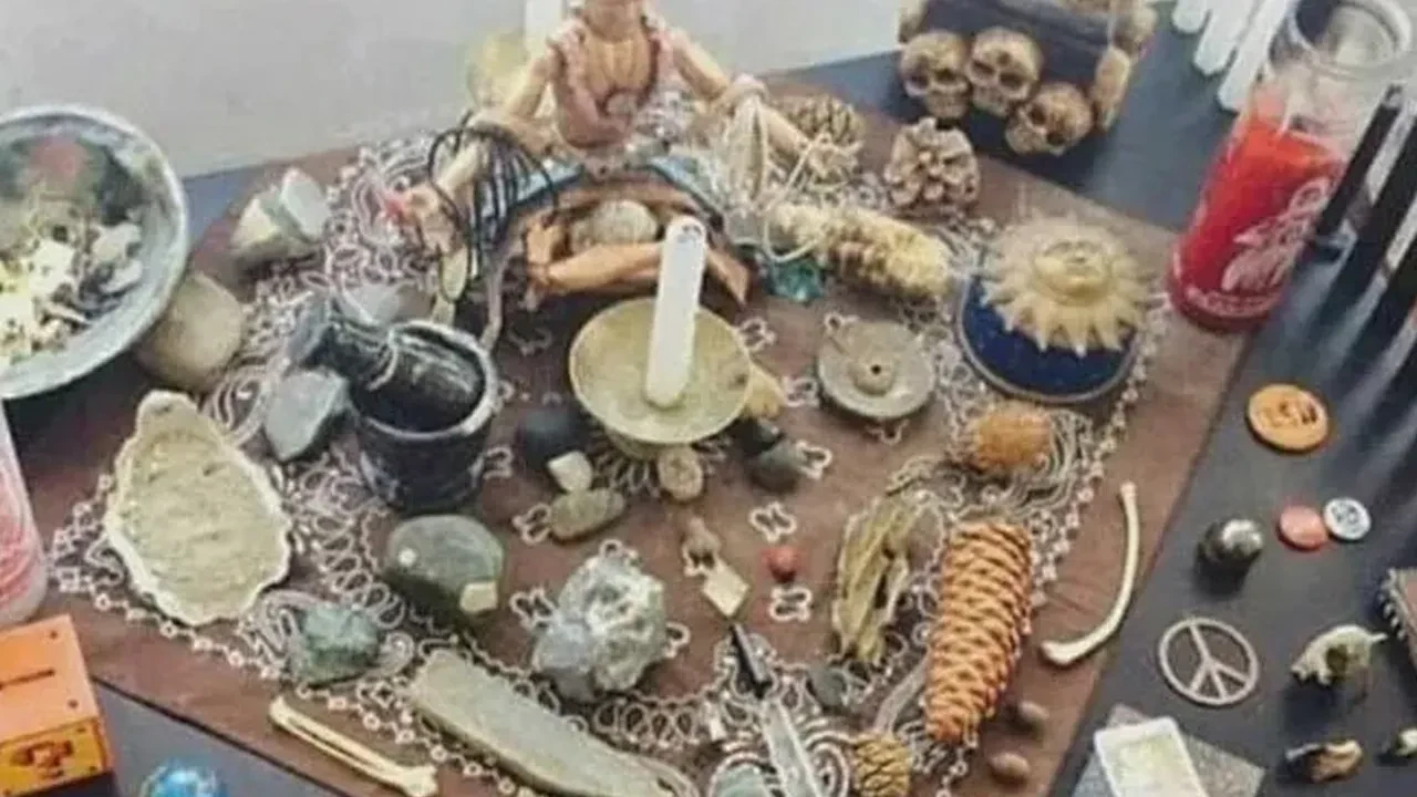 Sahte medyum genç kadına kabusu yaşattı! "Üzerinde büyü var" dedi, müstehcen fotoğraflar istedi!