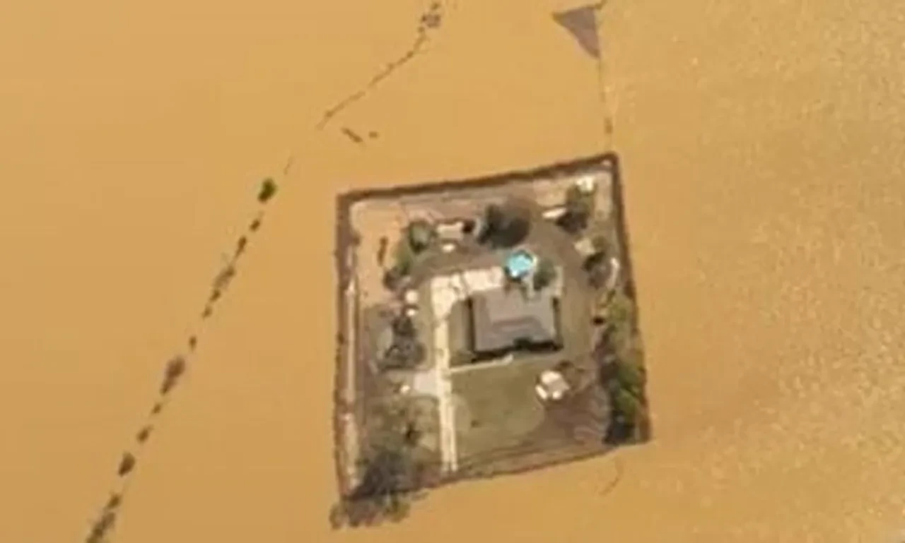 Sel felaketinde onlarca ev suya gömüldü biri hariç! Güvenli bir ada gibi