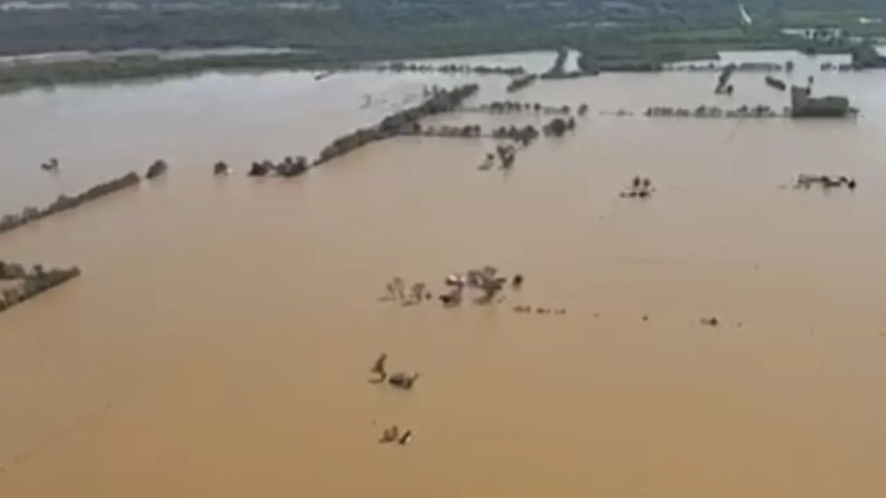 Sel felaketinde onlarca ev suya gömüldü biri hariç! Güvenli bir ada gibi