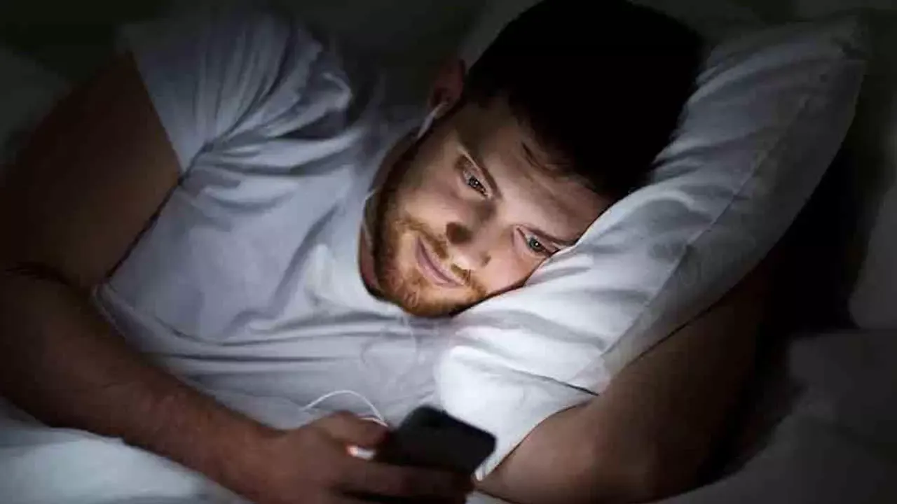 Yatakta telefona bakanlar her 1 saatte bunu yaşıyor