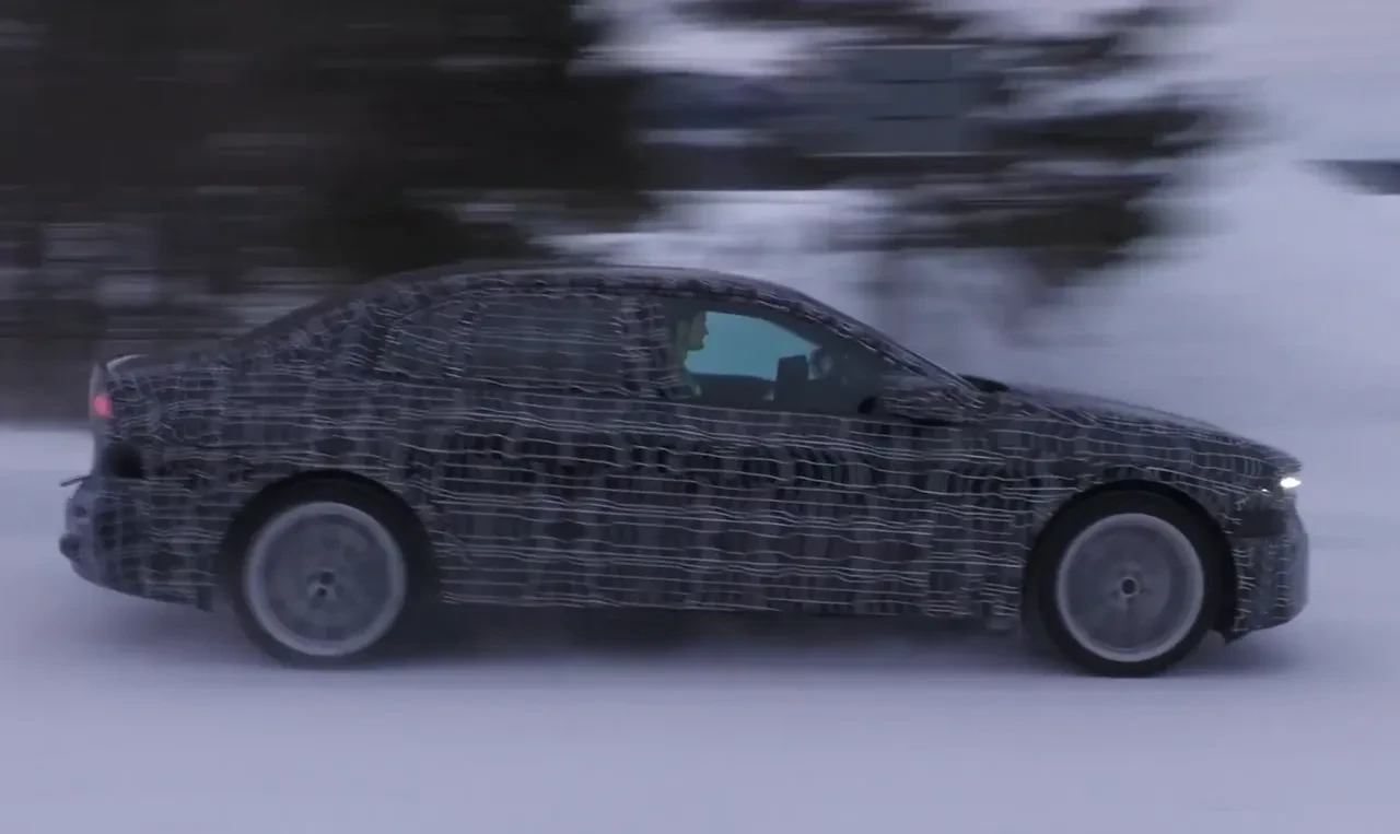 Yeni 2026 BMW 3 EV Mule ilk kez  görüntülendi! Izgarada beklenen değişiklik