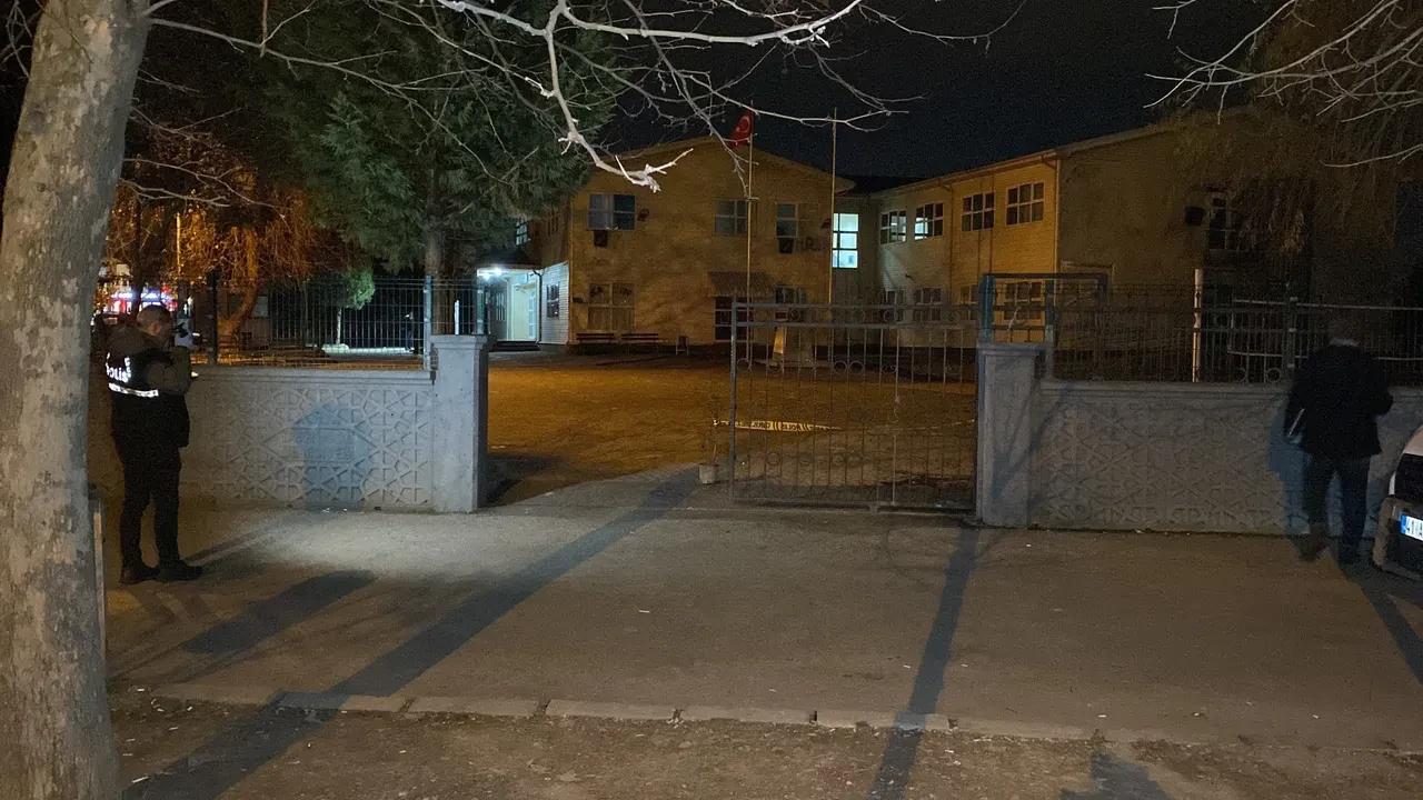 6 kişi birden saldırıp okul bahçesinde katlettiler! Savunmaları şoke etti: 'Erkekler olarak mağduruz'