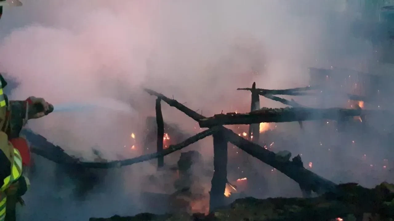 Ahır yangını evleri kül etti!