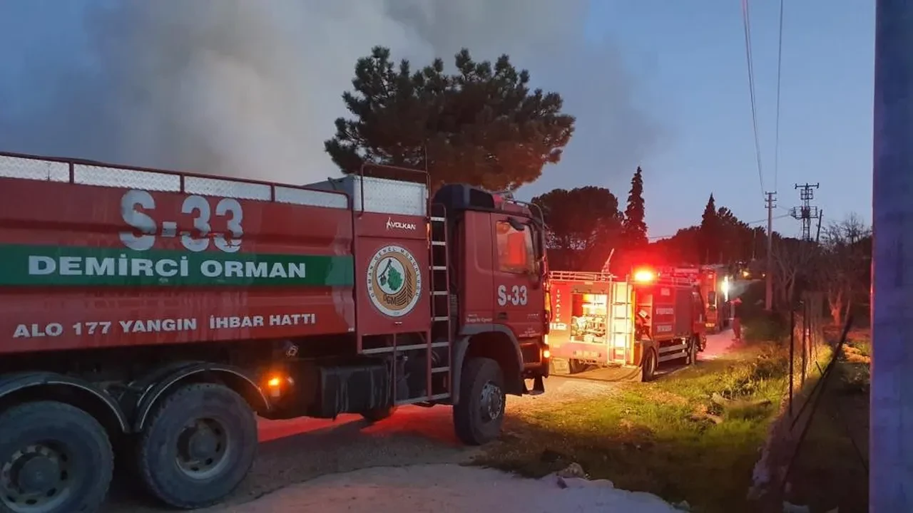 Ahır yangını evleri kül etti!