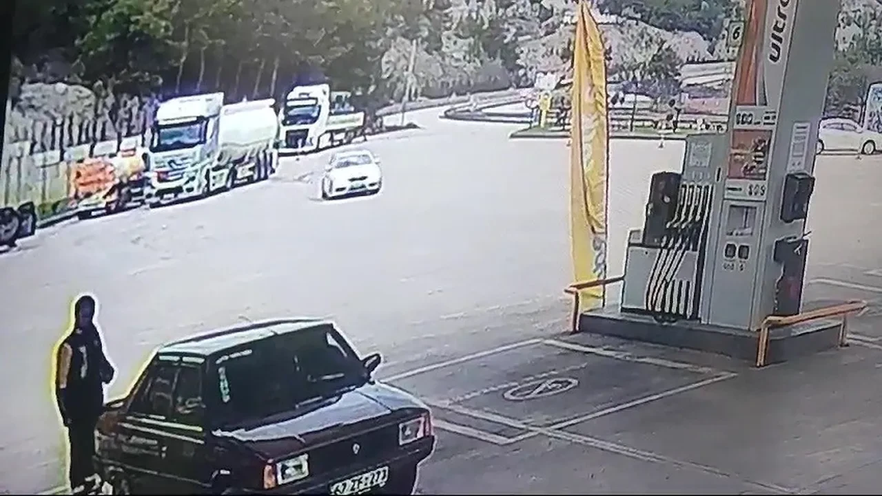 Benzinlikte drift çok pahalıya mal oldu! Magandanın insan hayatını hiçe saydığı anlar kamerada