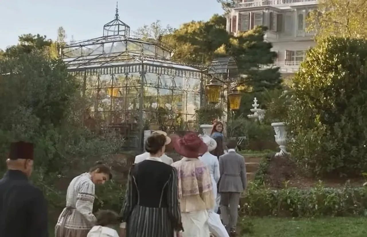 Cem Yiğit Üzümoğlu hüngür hüngür ağlarken görüntülendi! Şakir Paşa Ailesi'nin setindeki yangında yapım amiri hayatını kaybetti 