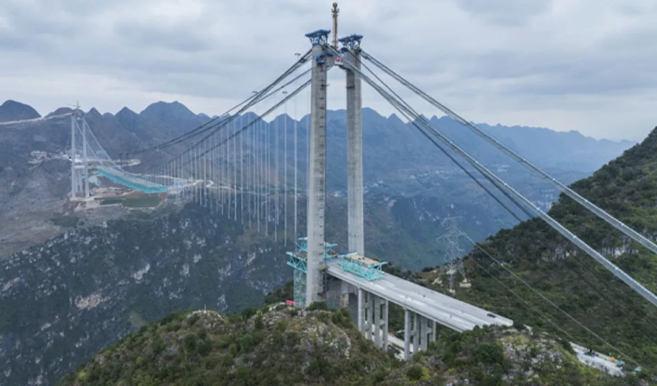 Çin dünyanın en yüksek köprüsünü inşa etti! Seyahat süresi 2 saatten 1 dakikaya indi
