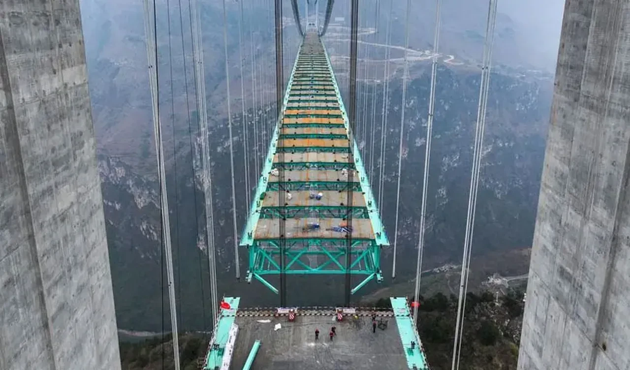 Çin dünyanın en yüksek köprüsünü inşa etti! Seyahat süresi 2 saatten 1 dakikaya indi