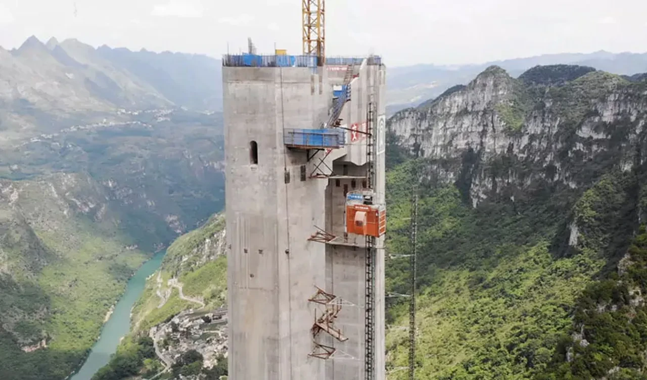 Çin dünyanın en yüksek köprüsünü inşa etti! Seyahat süresi 2 saatten 1 dakikaya indi