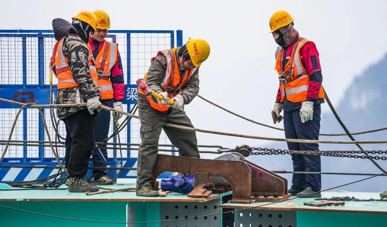 Çin dünyanın en yüksek köprüsünü inşa etti! Seyahat süresi 2 saatten 1 dakikaya indi