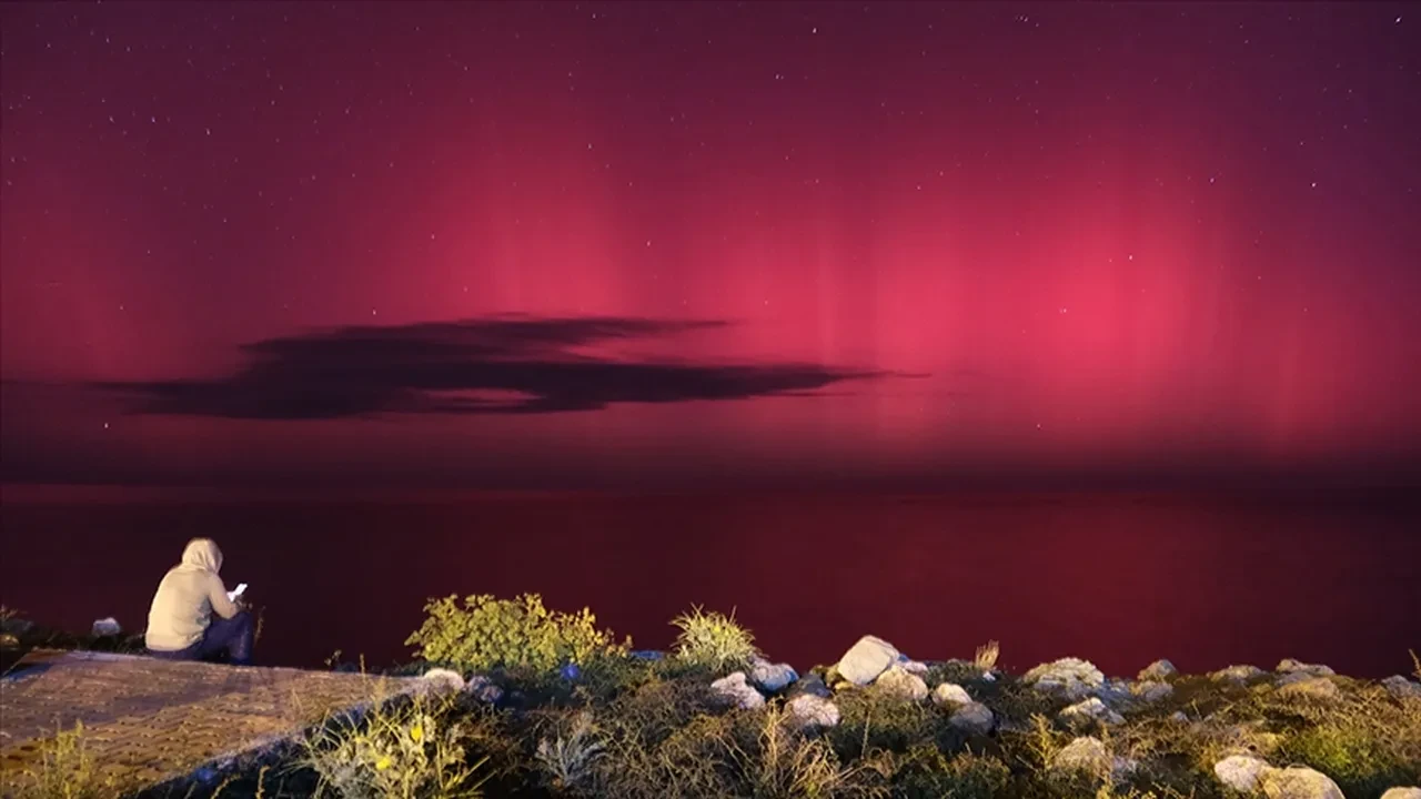 Güneş patladı, gökyüzü renkleniyor: İstanbul'da aurora alarmı