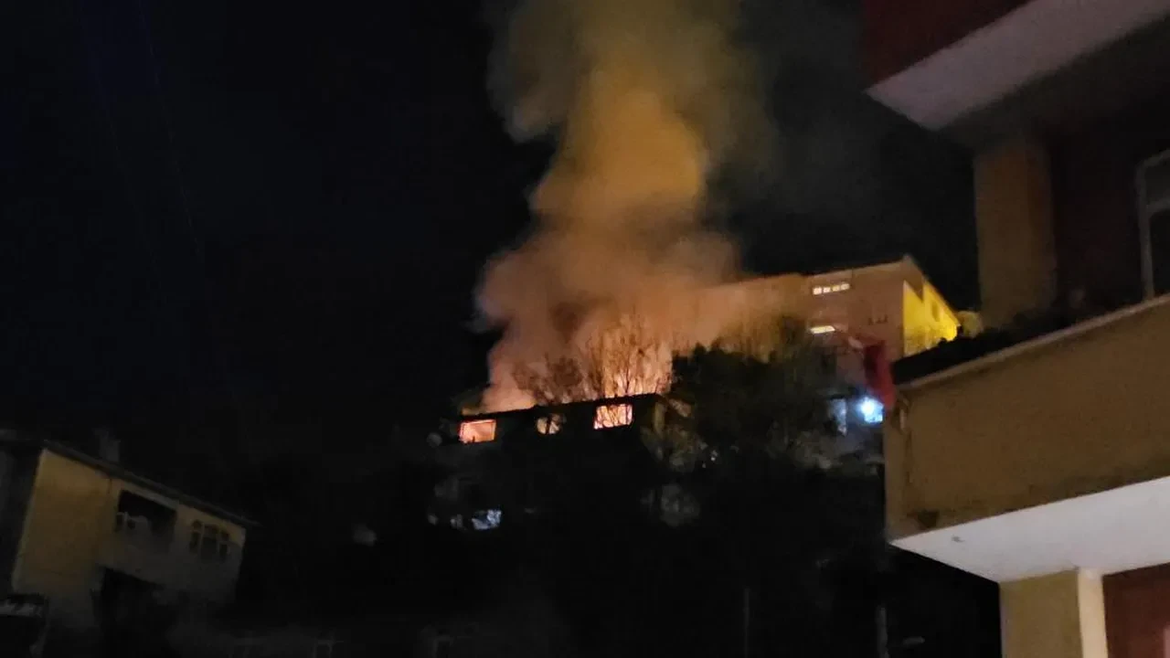 Zonguldak'ta feci yangın! 2 katlı binadan yükselen alevler yandaki binaya sıçradı: 1 ölü