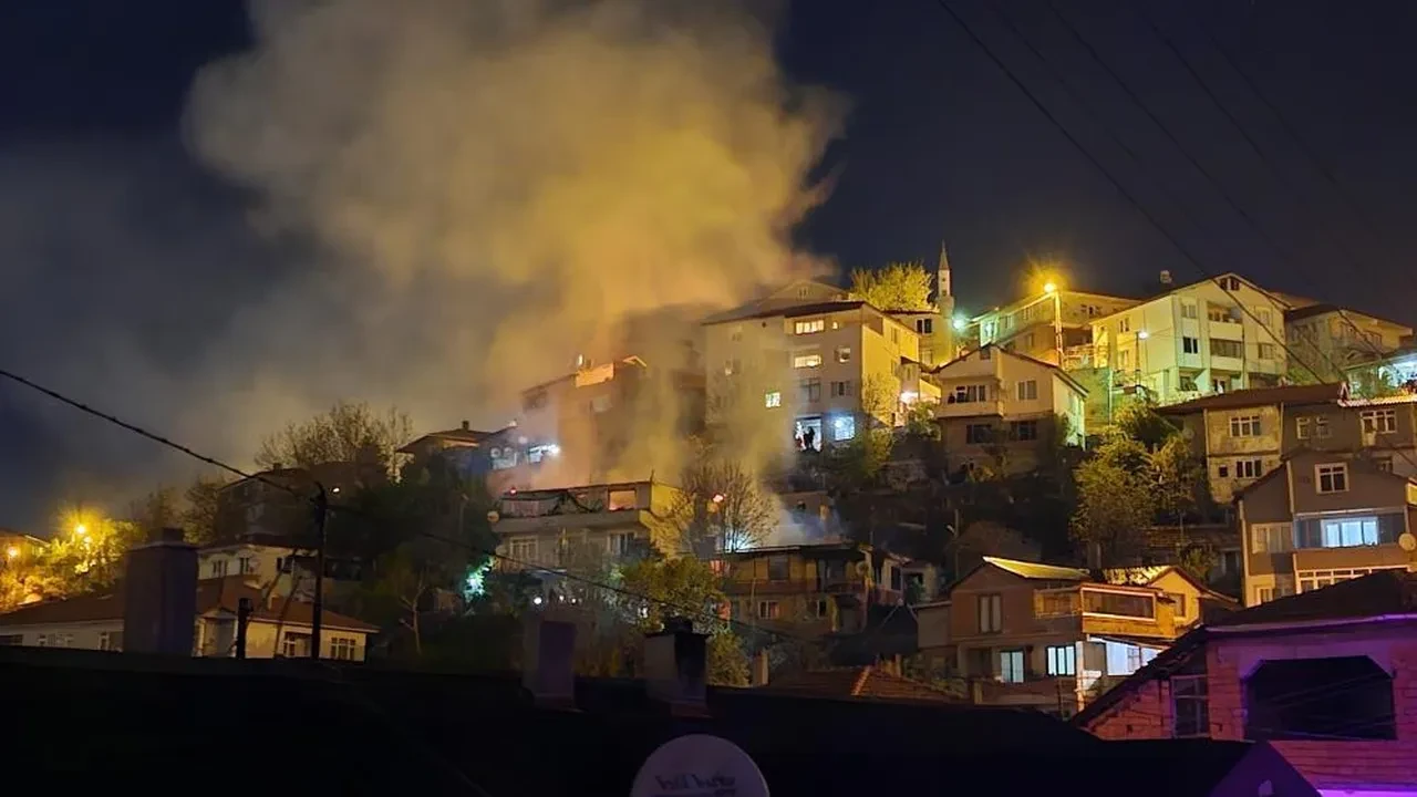 Zonguldak'ta feci yangın! 2 katlı binadan yükselen alevler yandaki binaya sıçradı: 1 ölü