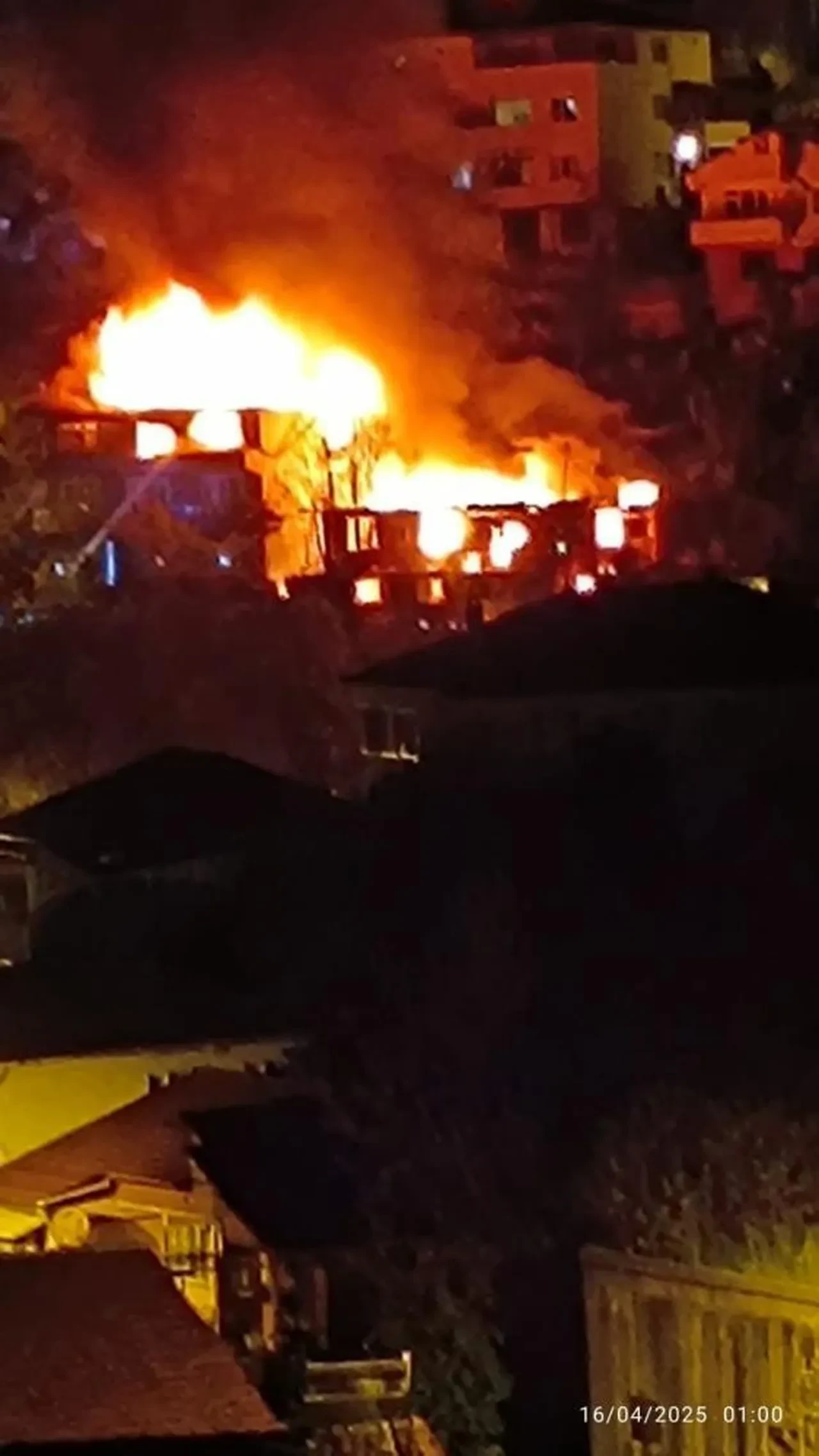 Zonguldak'ta feci yangın! 2 katlı binadan yükselen alevler yandaki binaya sıçradı: 1 ölü