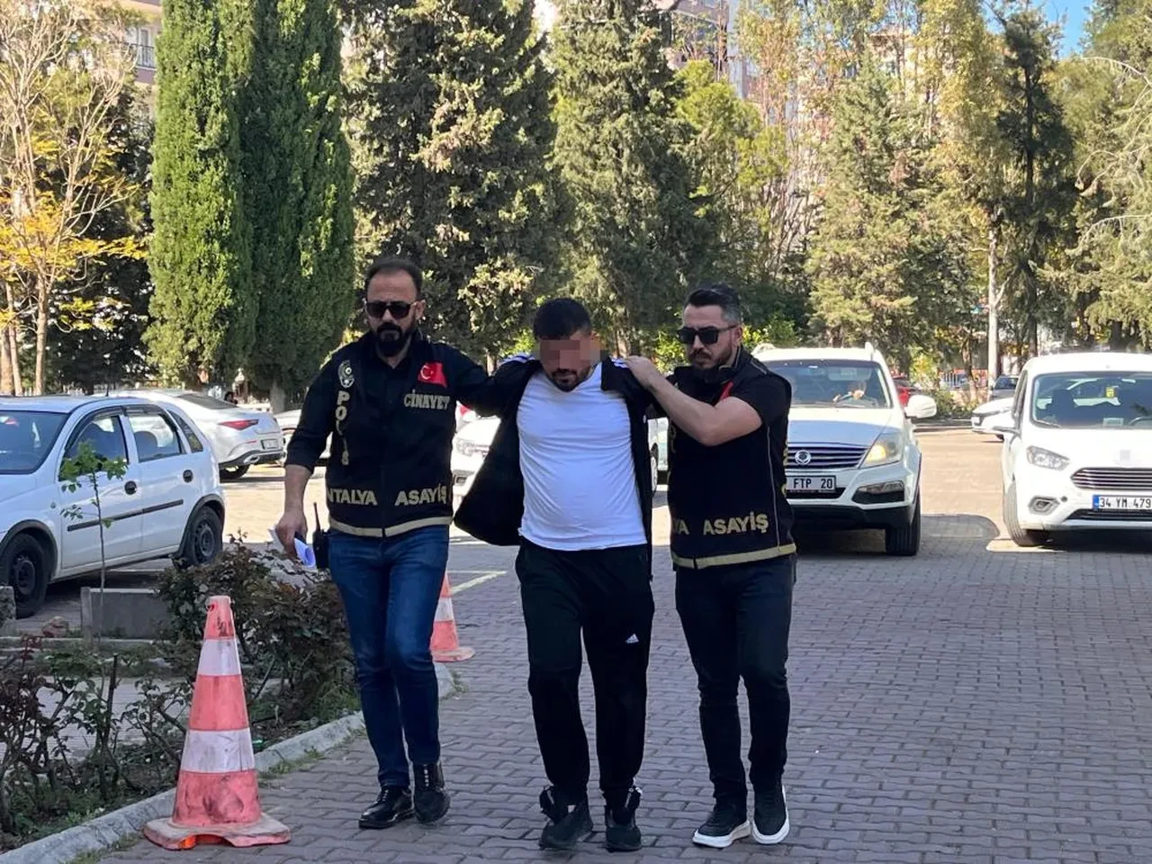 Evine gelen arkadaşını "taciz etti" diye öldürdü