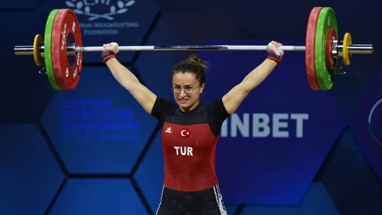 Gençlik ve Spor Bakanı Osman Aşkın Bak, Avrupa şampiyonu Aysel Özkan'ı tebrik etti