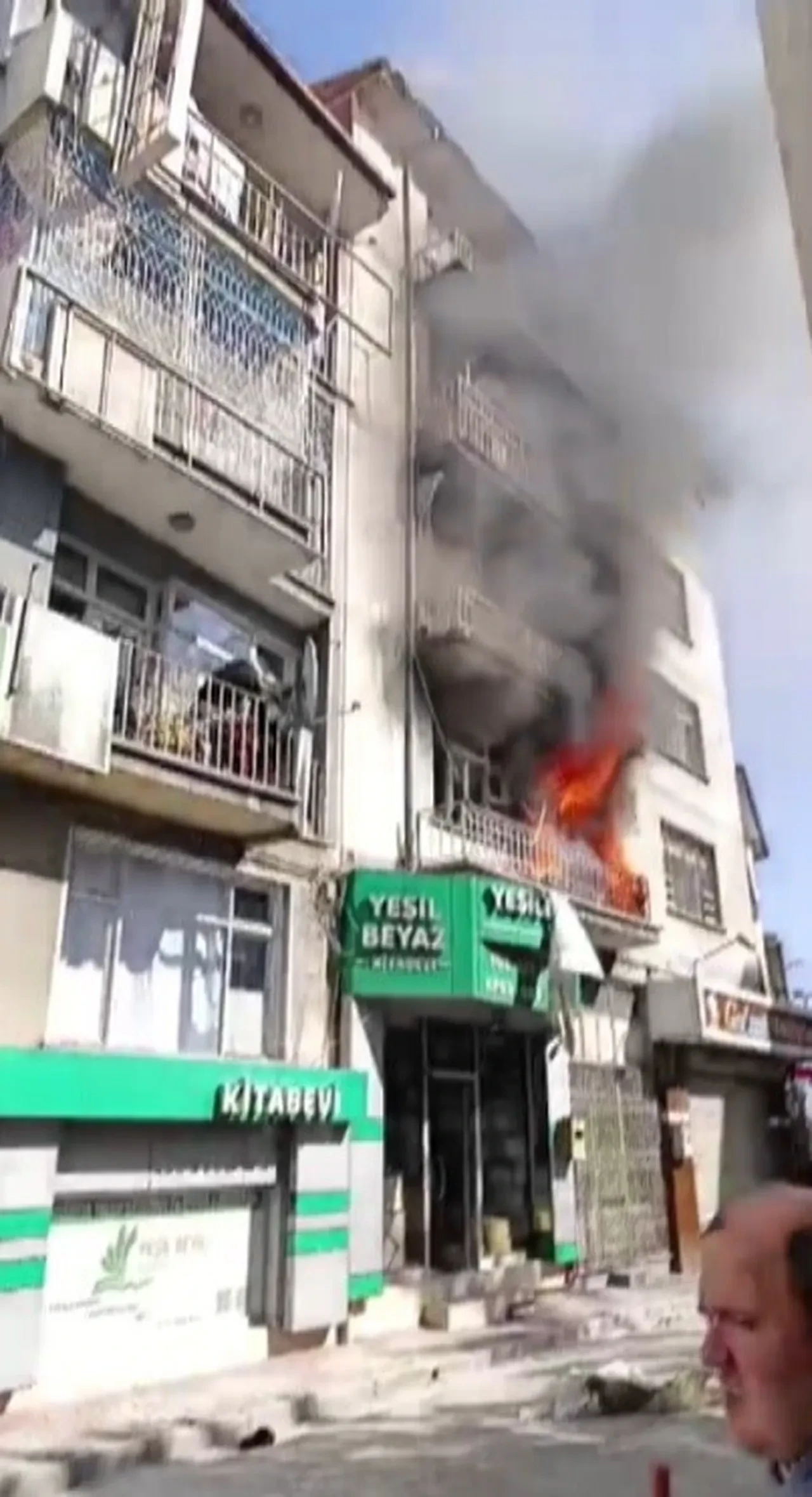 Konya'da 2 çocuğun hayatını kaybettiği yangından yeni görüntüler! Battaniyeye tek tek böyle atladılar