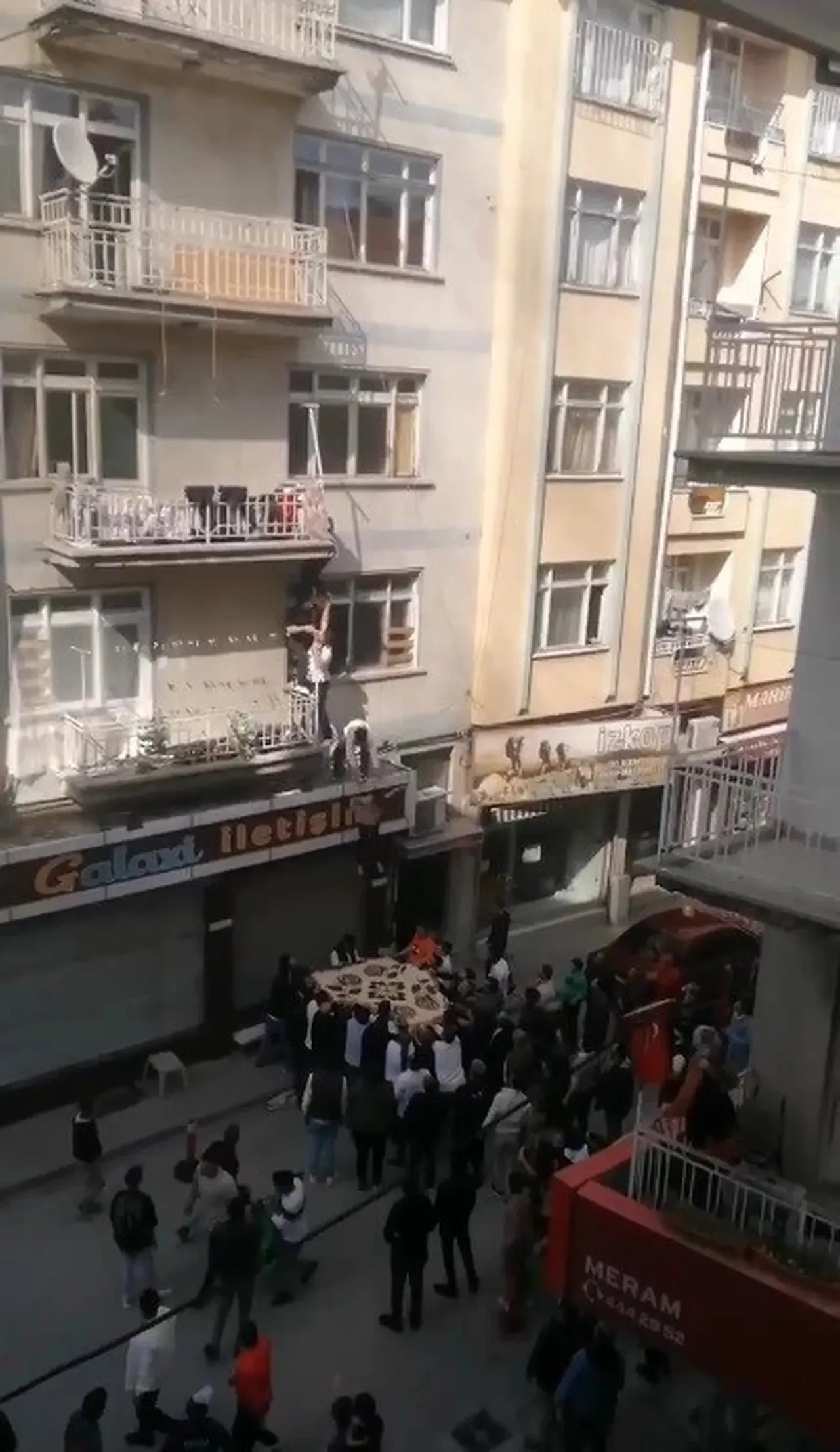 Konya'da 2 çocuğun hayatını kaybettiği yangından yeni görüntüler! Battaniyeye tek tek böyle atladılar