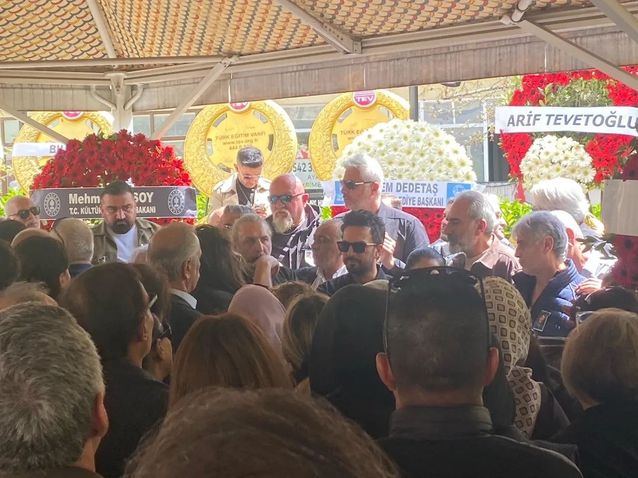 Tarkan'ın annesi Neşe Tevetoğlu'nun cenazesine ünlü isimler akın etti! Tarkan için camii avlusuna çadır kuruldu