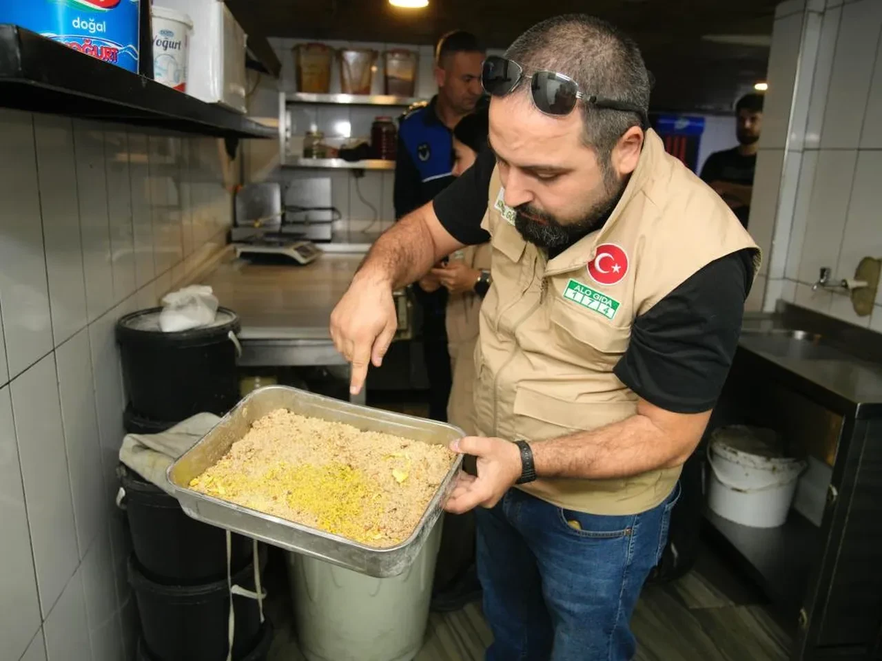 Tatlıcı mide bulandırdı! İşte böceklerin içinde üretime verilen ceza!