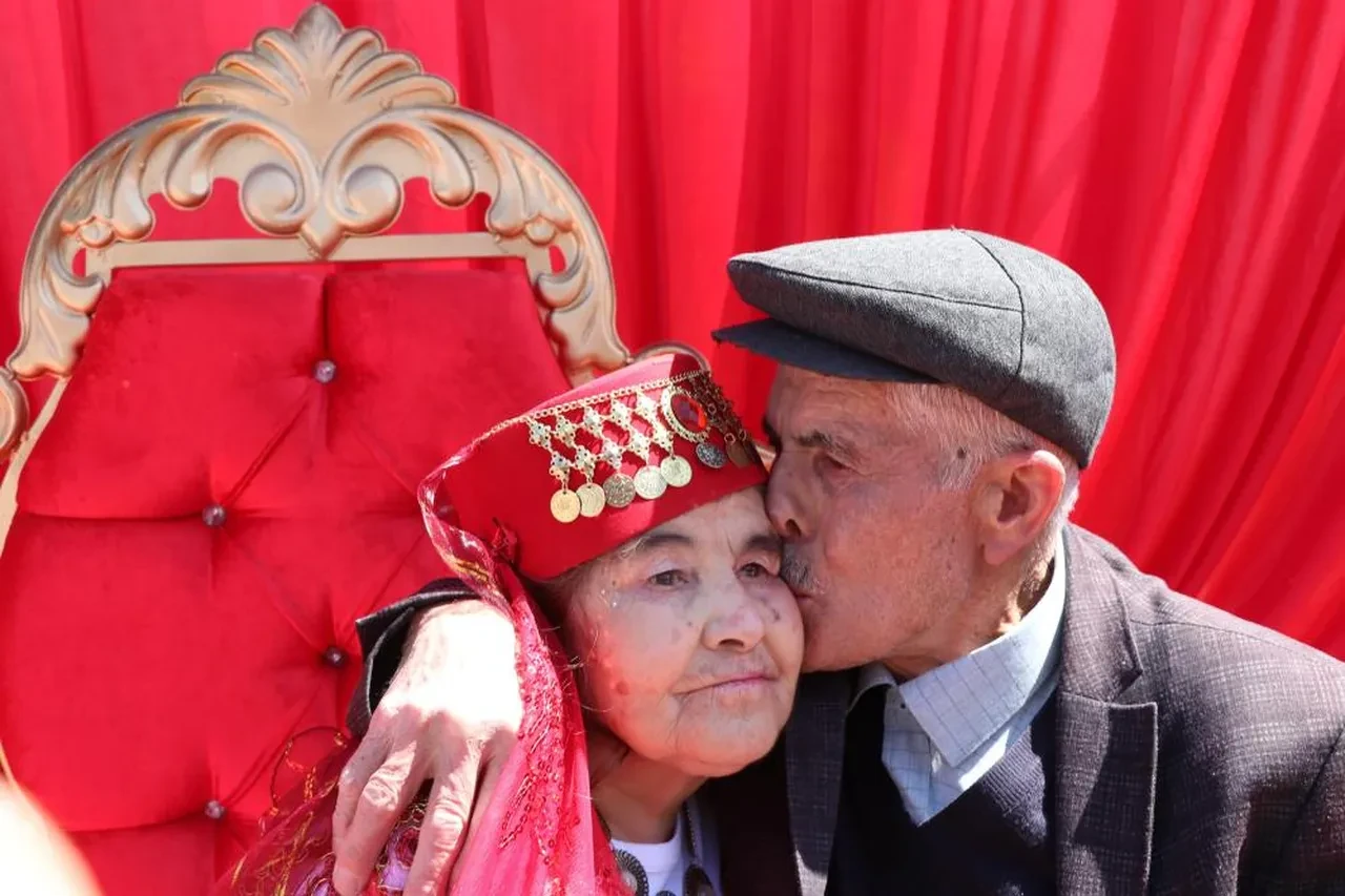 Yaş 69 hayaller taze: Emine Nine'nin kına gecesi sevinci!