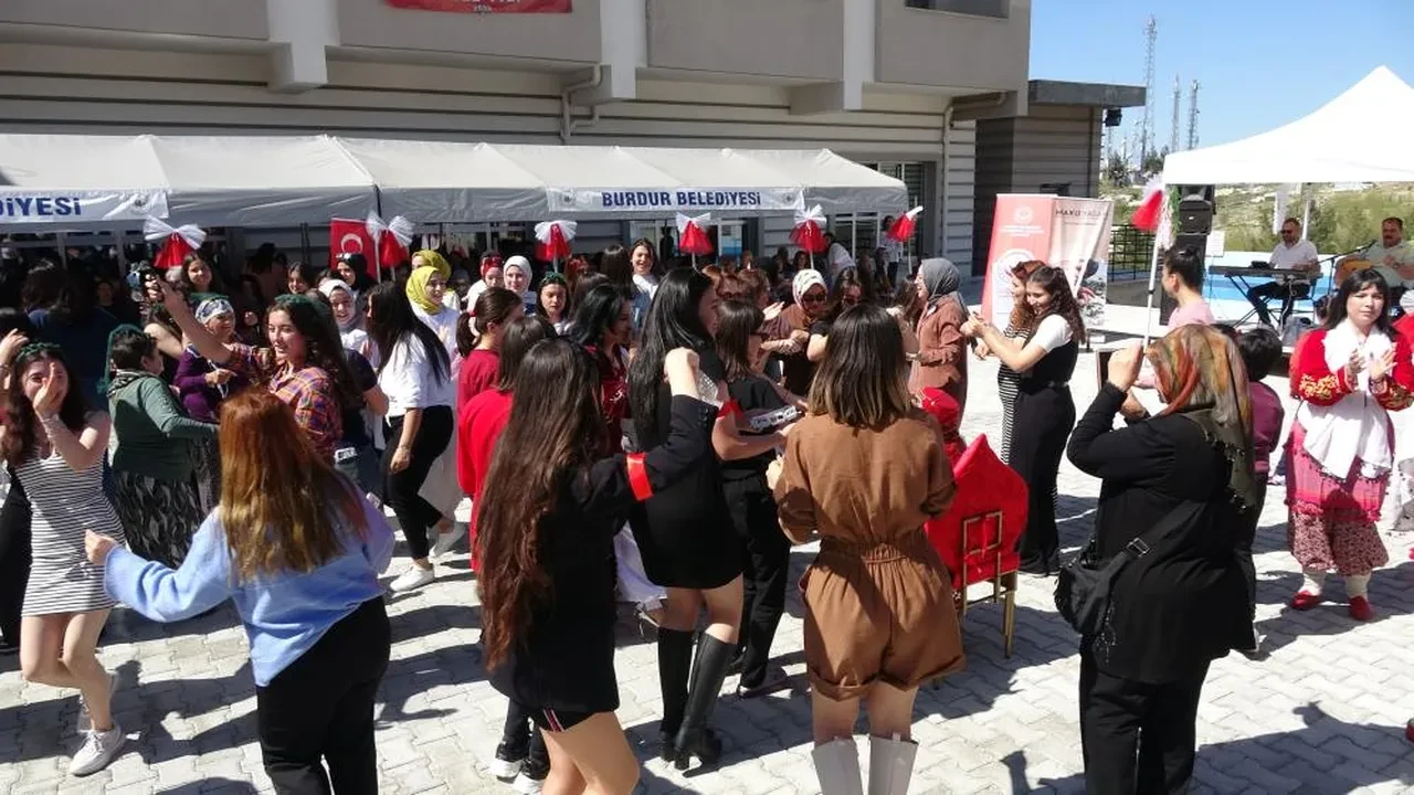 Yaş 69 hayaller taze: Emine Nine'nin kına gecesi sevinci!