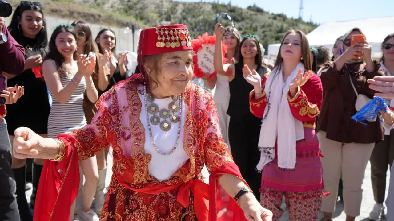 Yaş 69 hayaller taze: Emine Nine'nin kına gecesi sevinci!