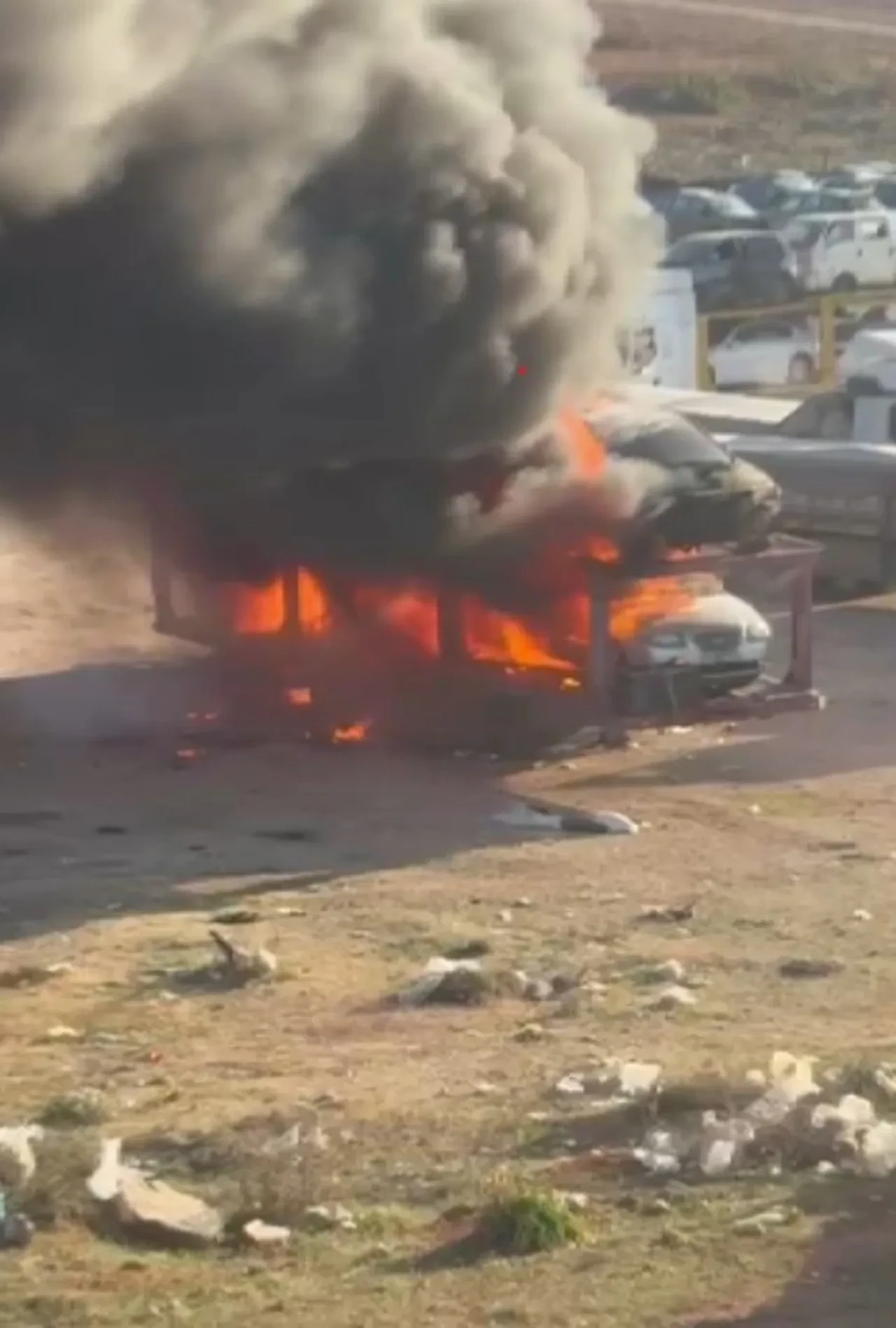 Cilvegözü'nde yangın paniği: Suriyelilerin araçları kül oldu!