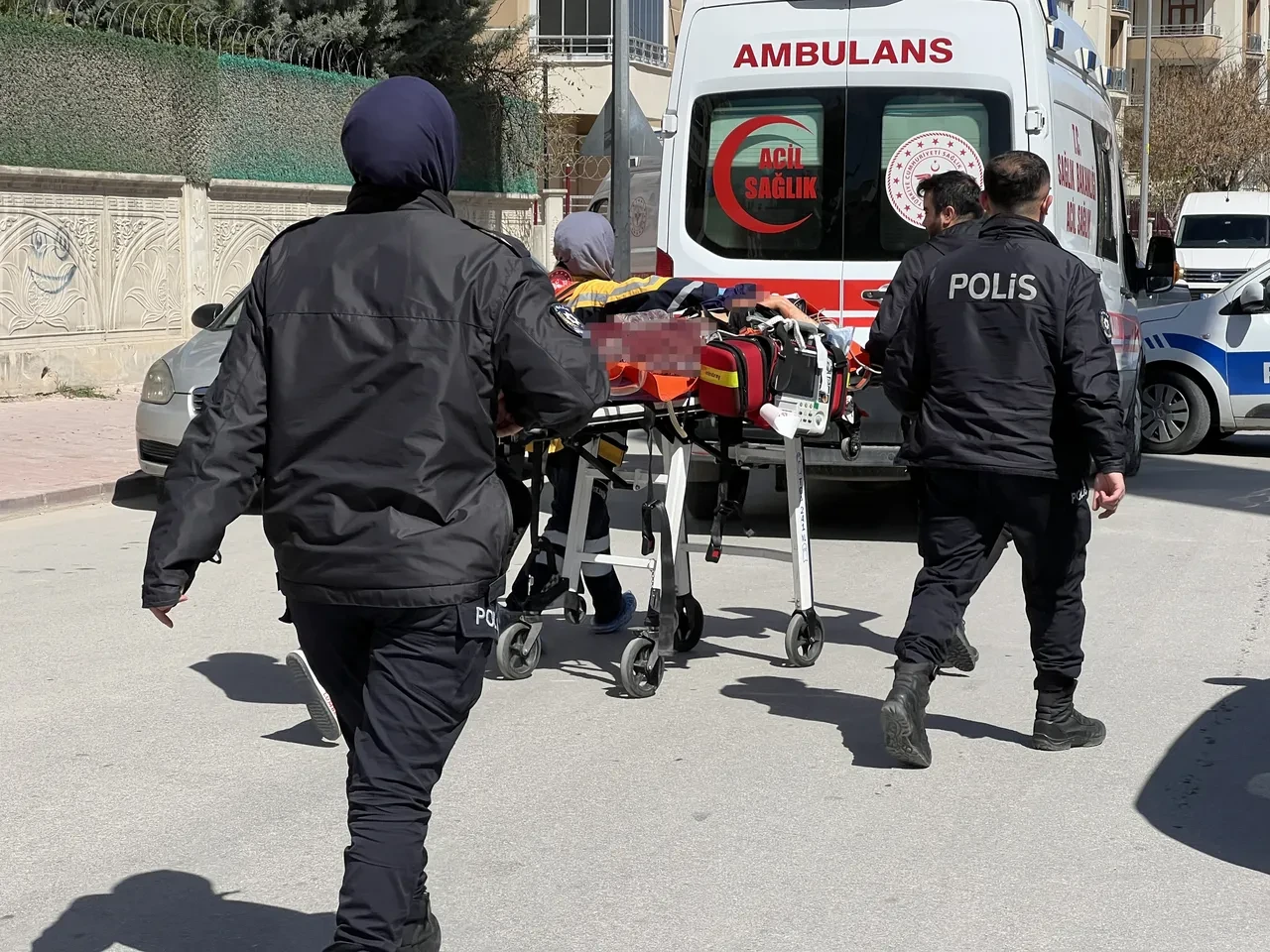 Çocuğunun gözü önünde eşini bıçakladı! Pes dedirten savunma!