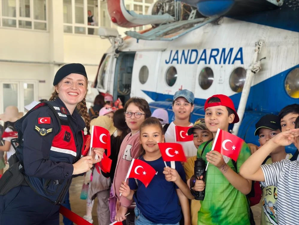 Öğrenciler helikopter üssüne girdi! Jandarma'dan anlamlı hediye